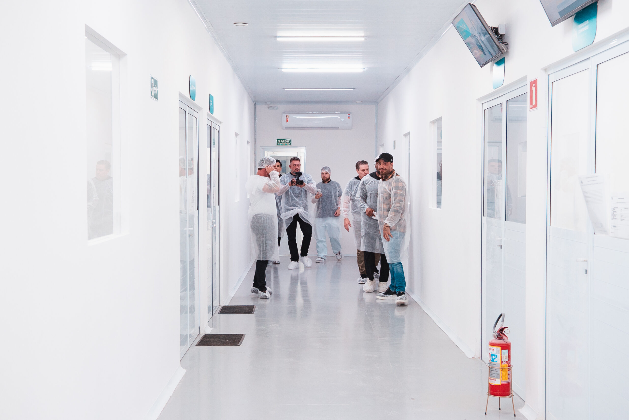 Fotografias do CEO da Cetro Léo Mello e de seus parceiros comerciais Felipe Titto, Renato Cariani e Júlio Balestrin conhecendo a Matriz em Bauru e a empresa American Factory.