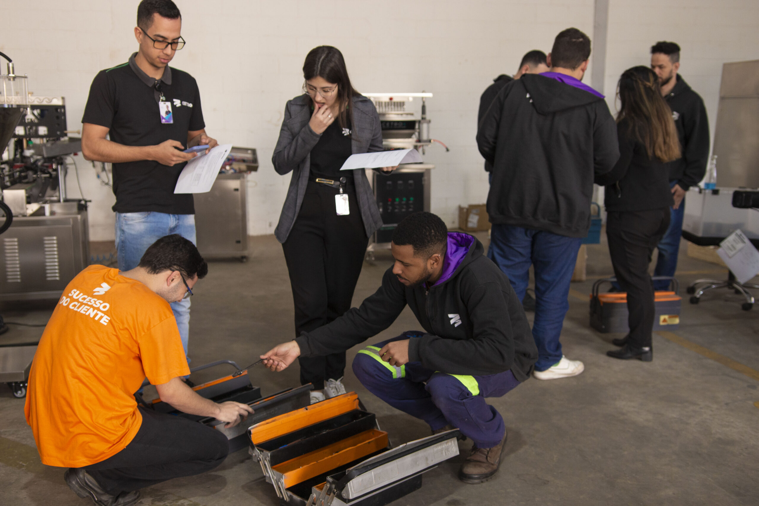 Fotografias dos colaboradores integrantes da Equipe 5S da CetroX organizando ferramentas.