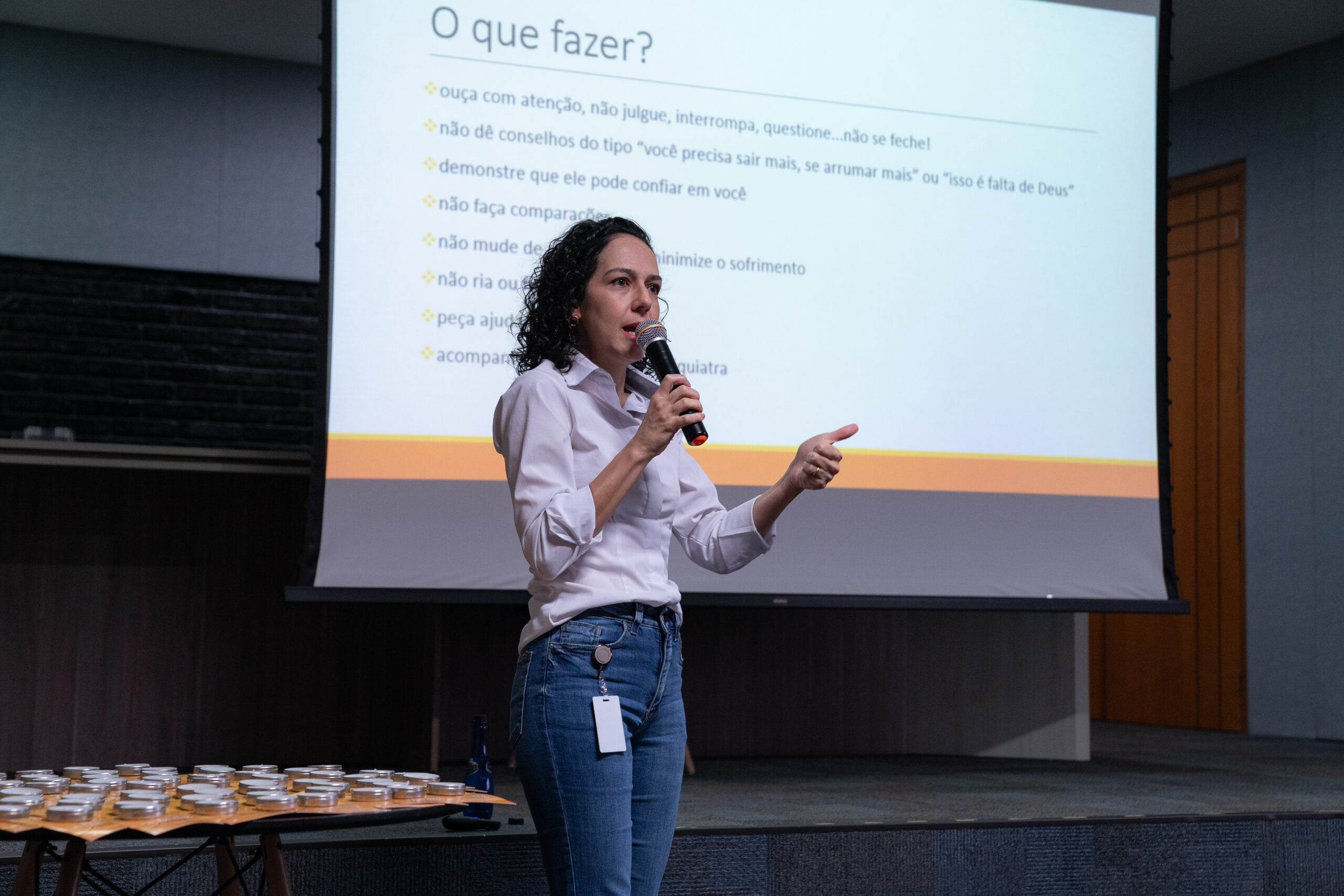 Fotografias da palestrante em frente a um telão no auditório da Cetro e dos colaboradores assistindo à Campanha Setembro Amarelo.