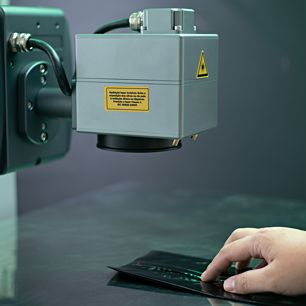 Fotografias da Máquina de Gravação a Laser CLMM 145 em operação.