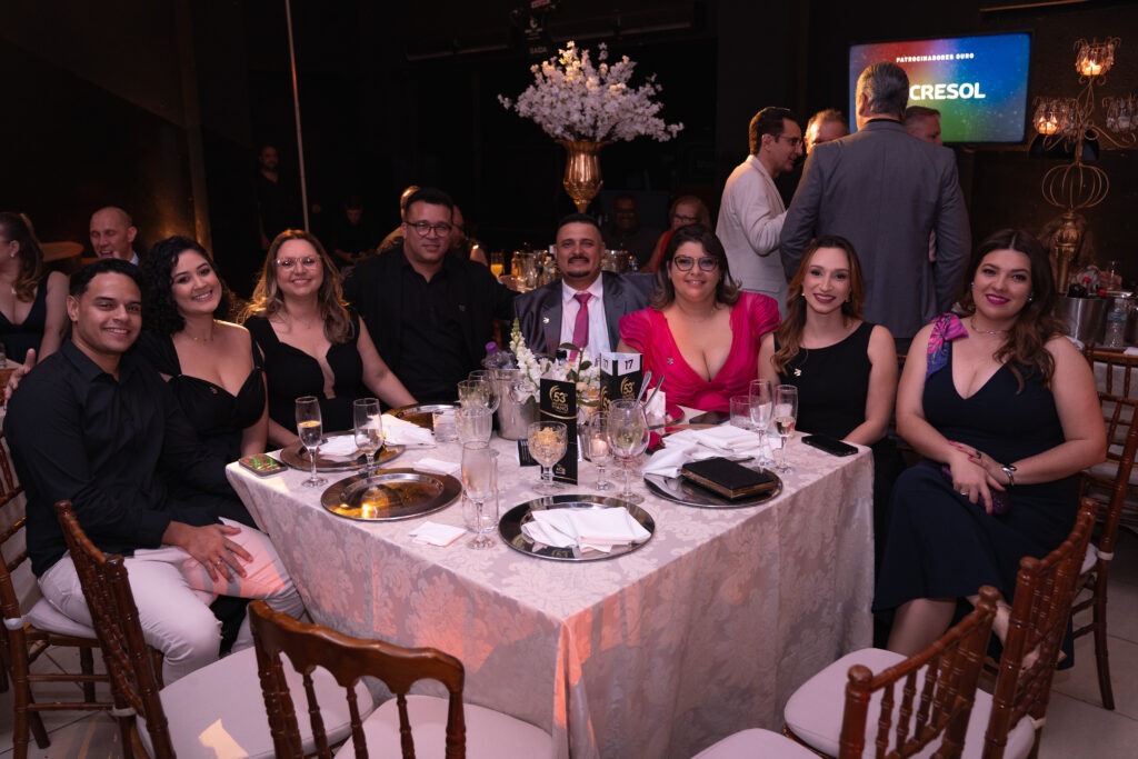 Fotografias da família de Léo Mello recebendo o prêmio no palco e dos colaboradores da Cetro e seus cônjuges que compareceram ao evento.