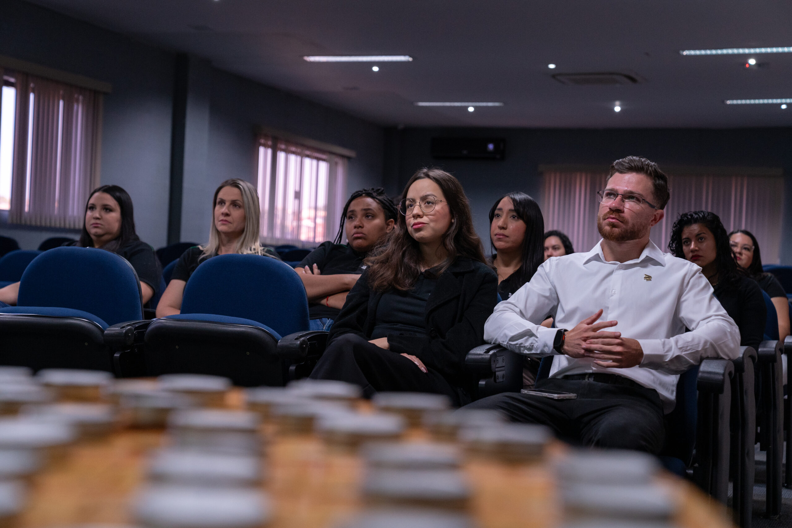 Fotografias da palestrante em frente a um telão no auditório da Cetro e dos colaboradores assistindo à Campanha Setembro Amarelo.