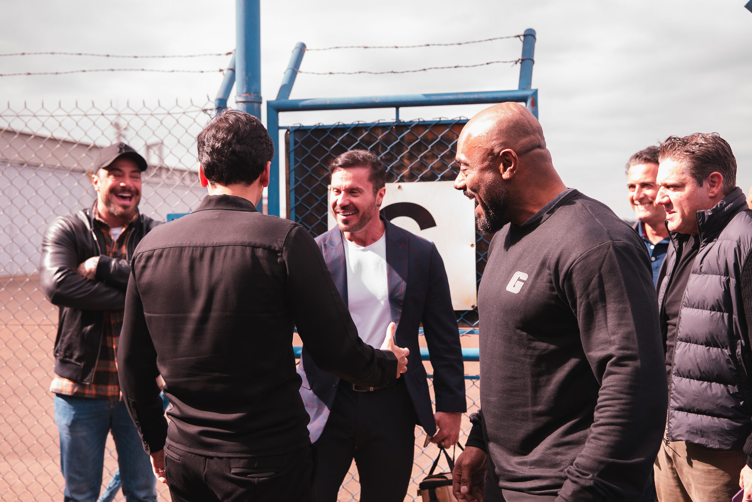 Fotografias do CEO da Cetro Léo Mello e de seus parceiros comerciais Felipe Titto, Renato Cariani e Júlio Balestrin em uma reunião e no aeroporto.