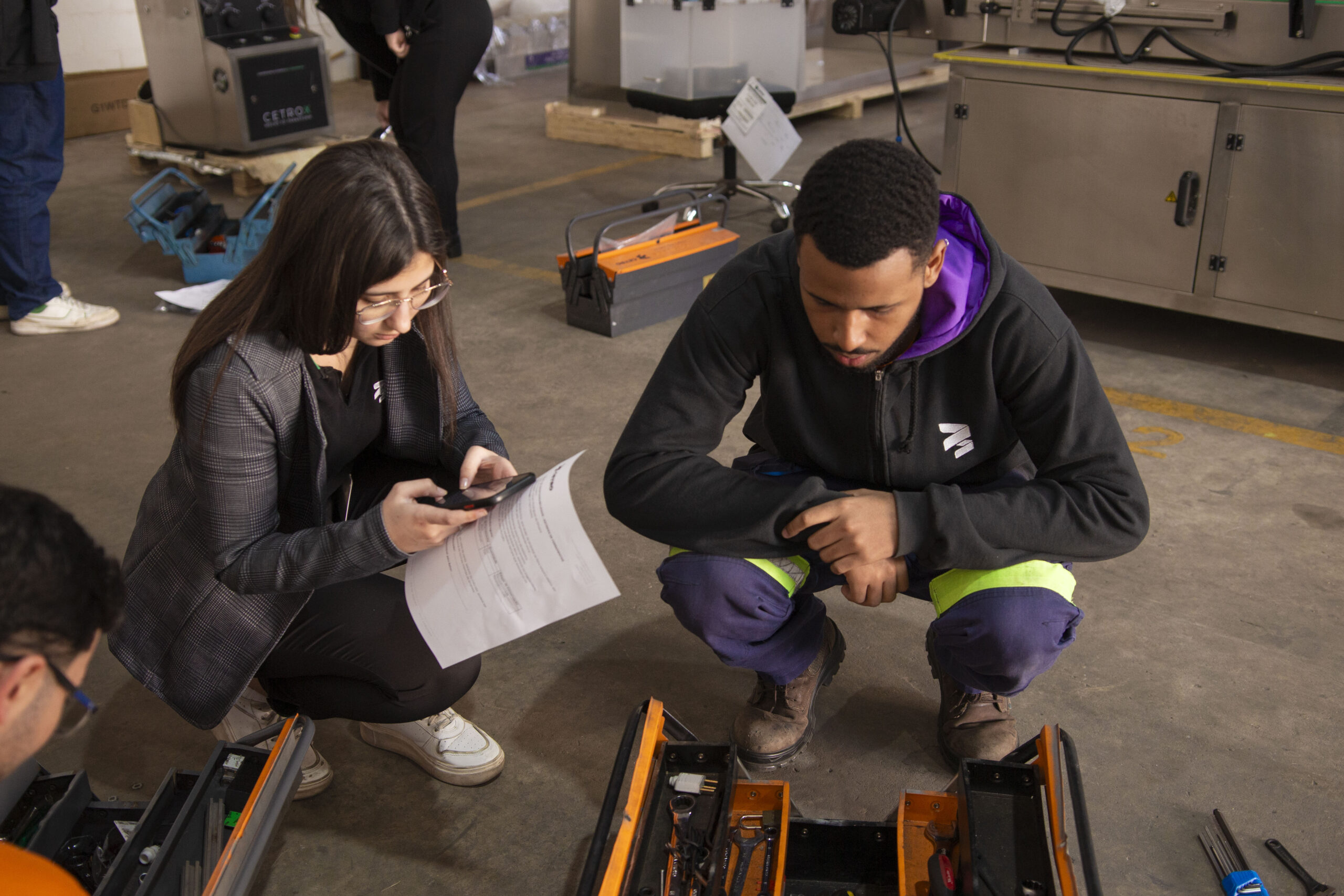 Fotografias dos colaboradores integrantes da Equipe 5S da CetroX organizando ferramentas.