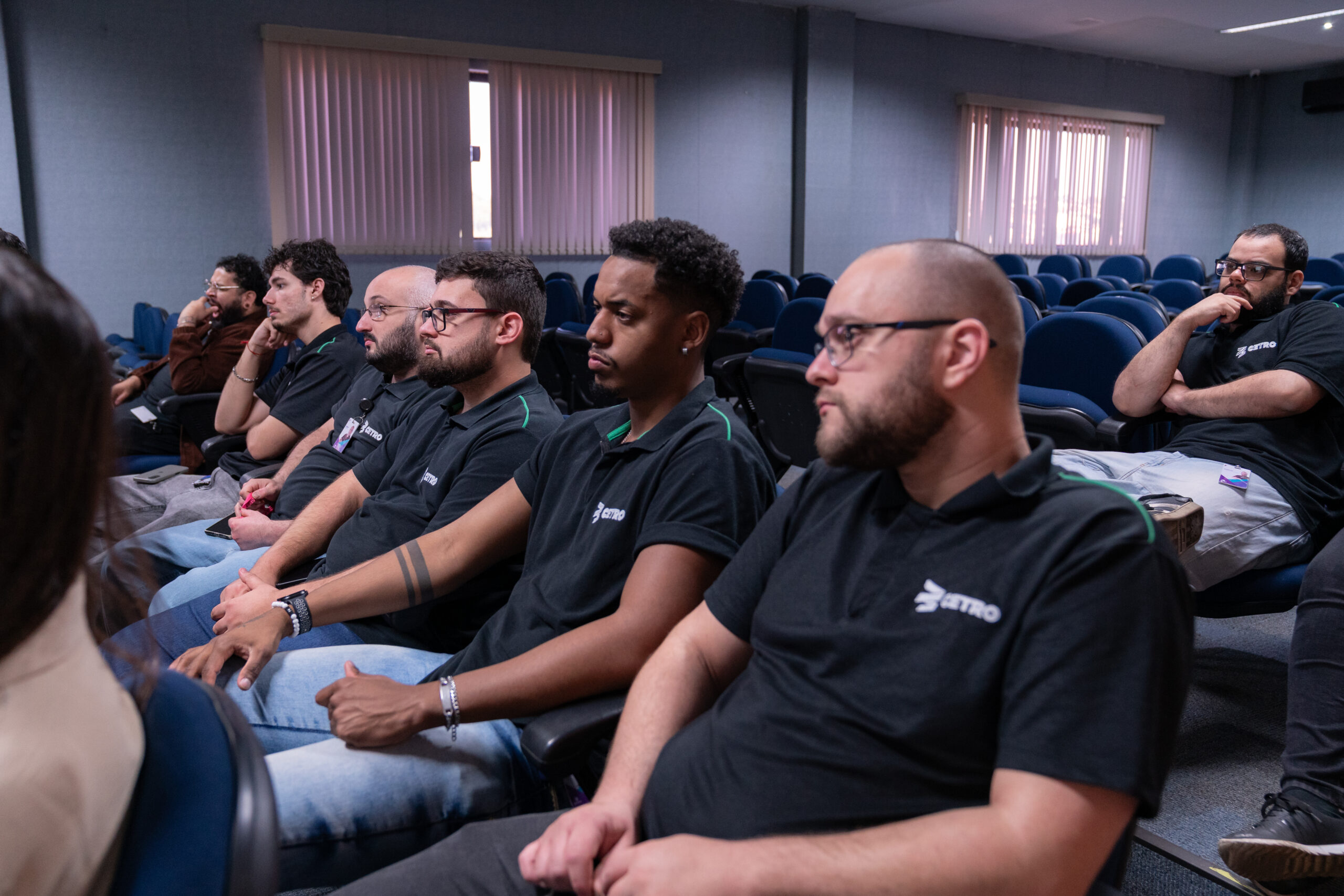 Fotografias da palestrante em frente a um telão no auditório da Cetro e dos colaboradores assistindo à Campanha Setembro Amarelo.
