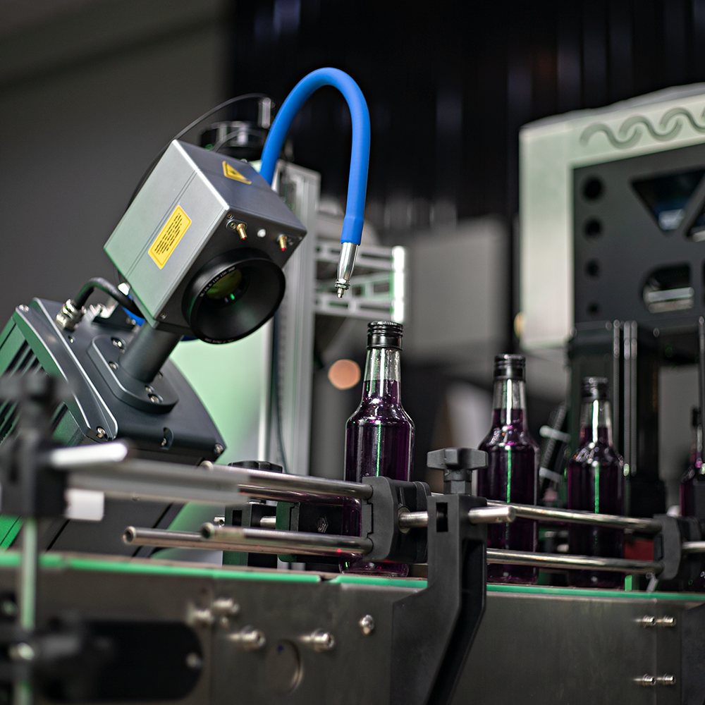 Fotografias da Máquina de Gravação a Laser CLMM 145 em operação.