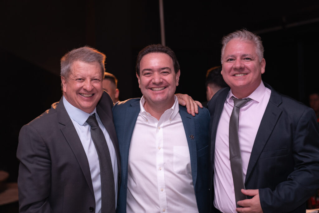 Fotografias da família de Léo Mello recebendo o prêmio no palco e dos colaboradores da Cetro e seus cônjuges que compareceram ao evento.