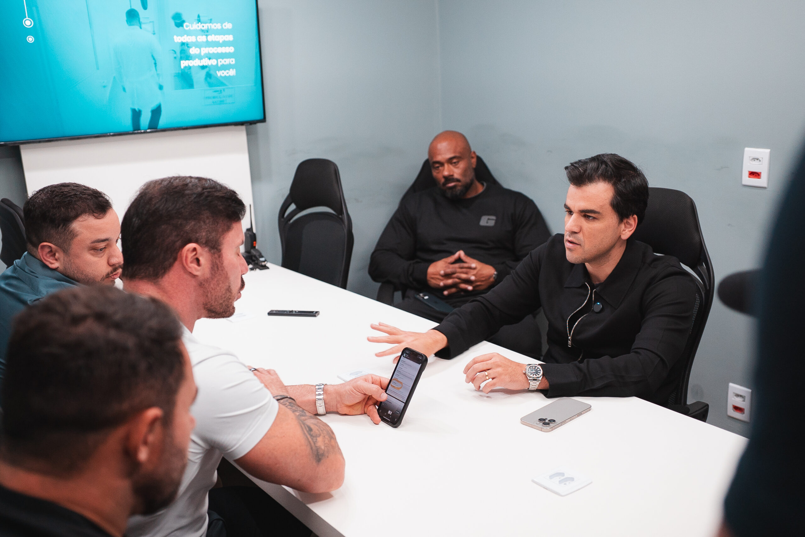 Fotografias do CEO da Cetro Léo Mello e de seus parceiros comerciais Felipe Titto, Renato Cariani e Júlio Balestrin em uma reunião e no aeroporto.