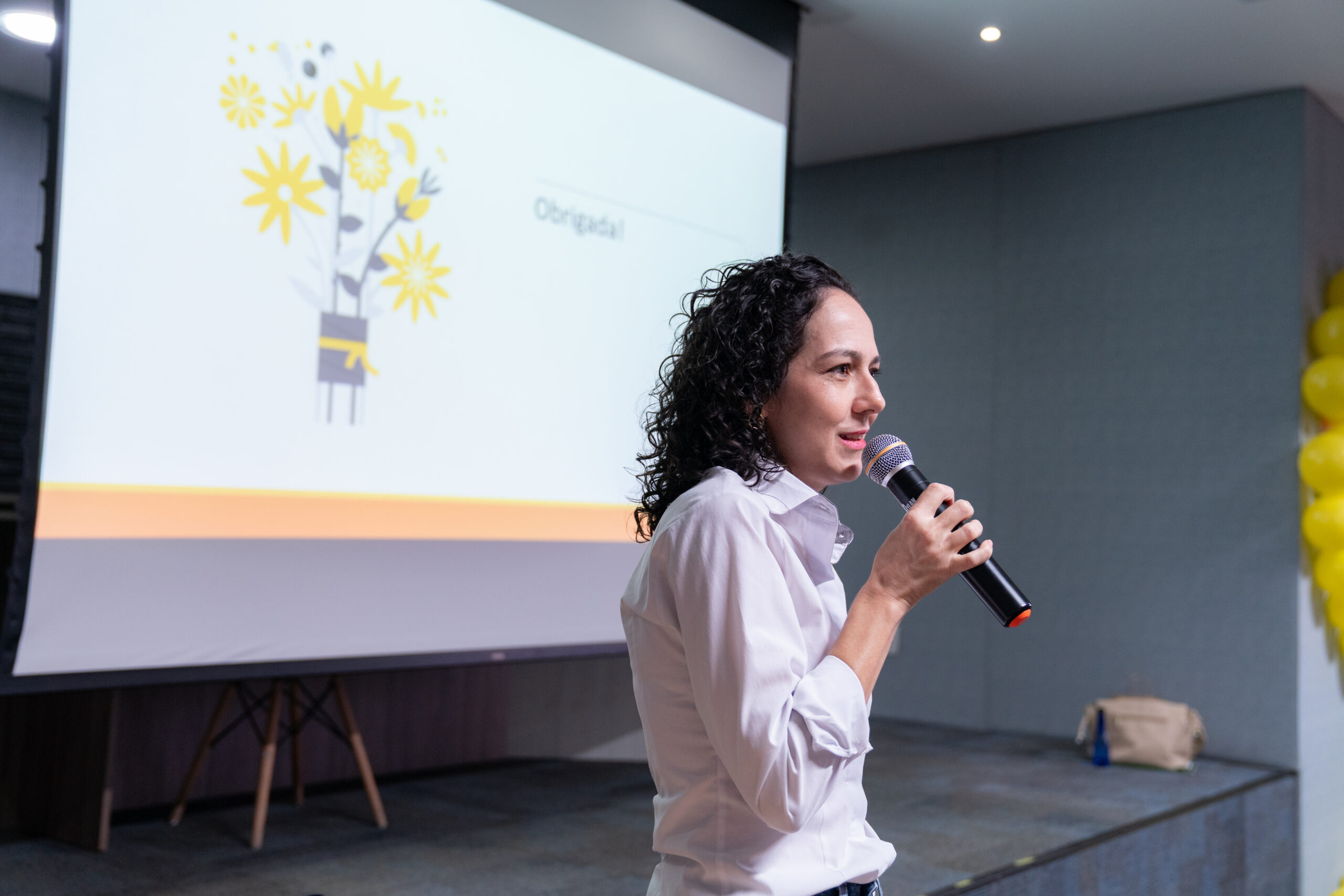Fotografias da palestrante em frente a um telão no auditório da Cetro e dos colaboradores assistindo à Campanha Setembro Amarelo.