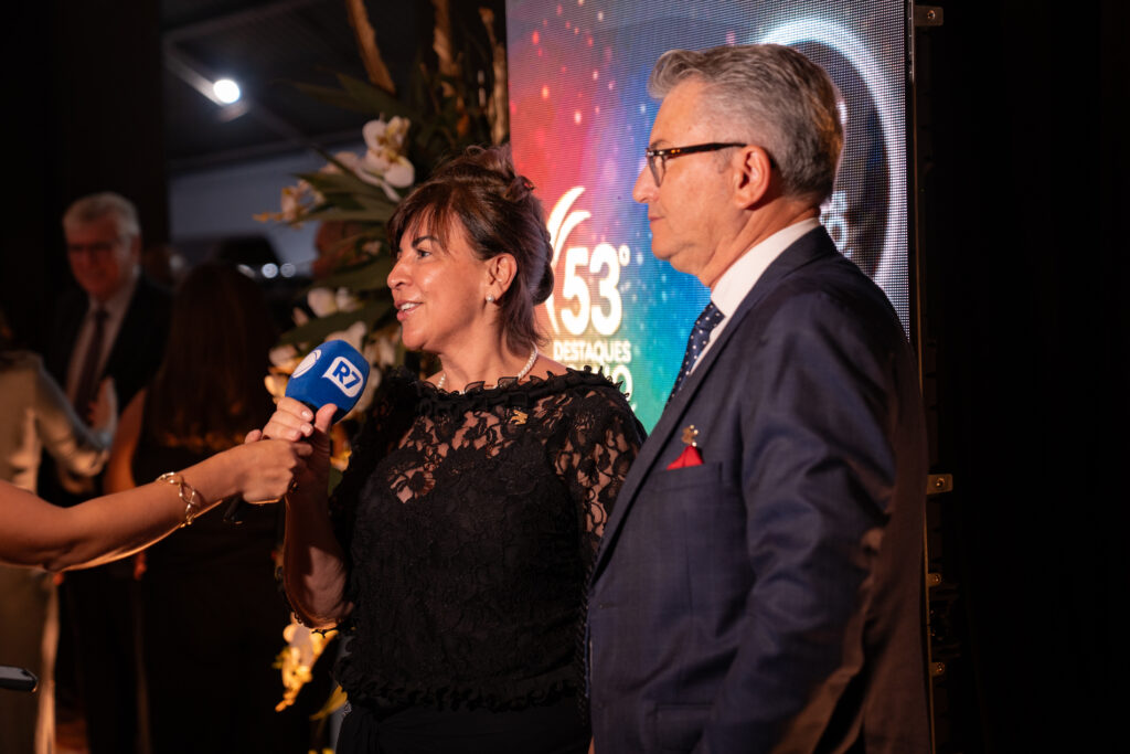 Fotografias da família de Léo Mello e dos colaboradores da Cetro e seus cônjuges no evento da ACIB.