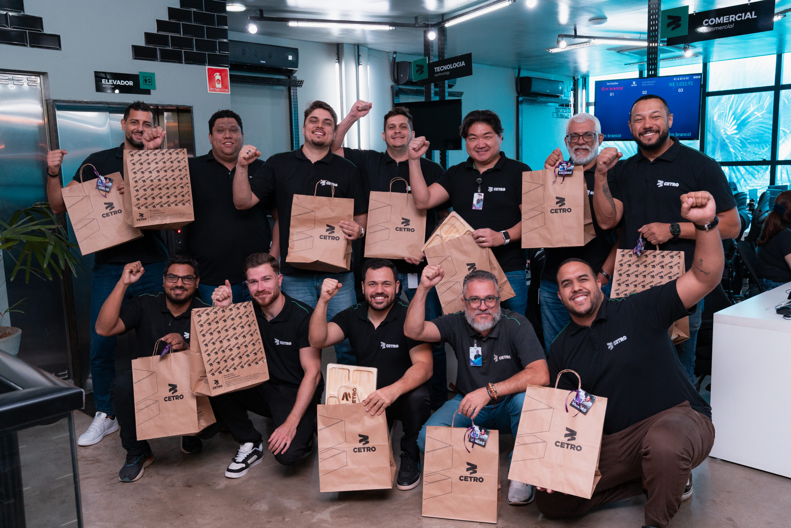 Fotografias das Equipes Comerciais da Cetro Duty e CetroX segurando as sacolas de brindes comemorativos ao Dia do Profissional de Vendas.