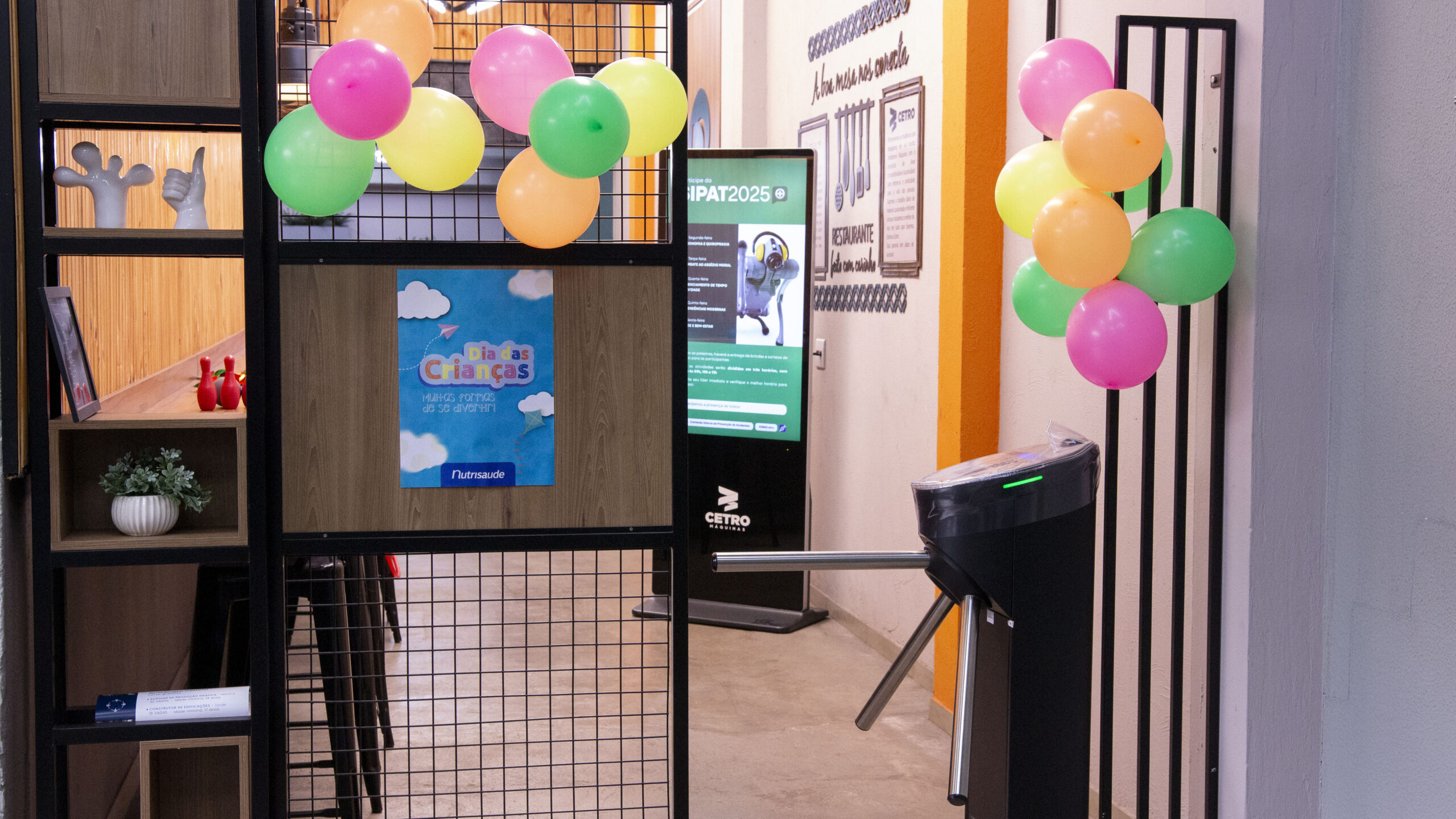 Fotografias das decorações e dos pratos preparados pela equipe de profissionais da Nutrisaude no almoço temático em comemoração ao Dia das Crianças.