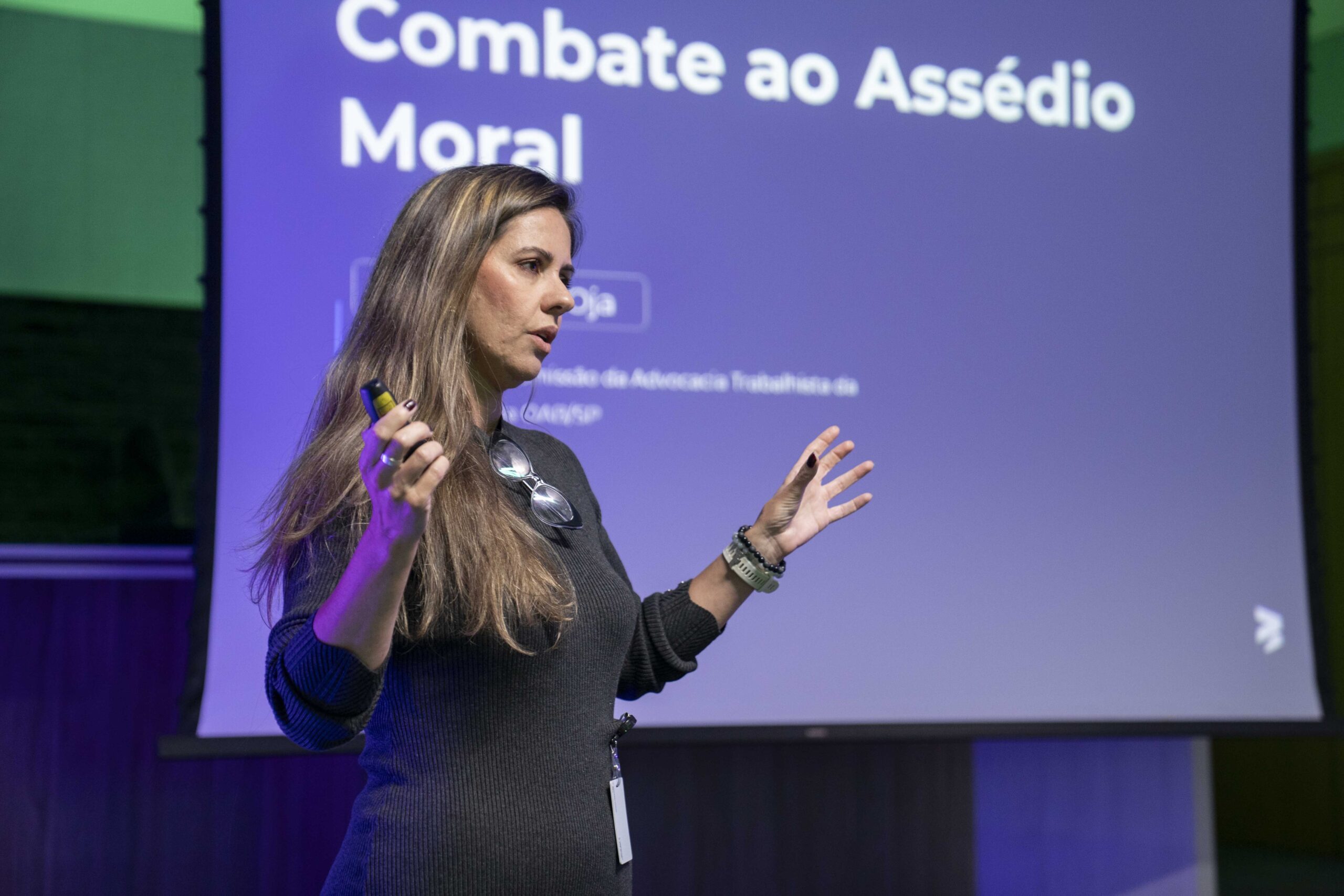 Fotografias da palestrante durante sua participação na SIPAT 2025.