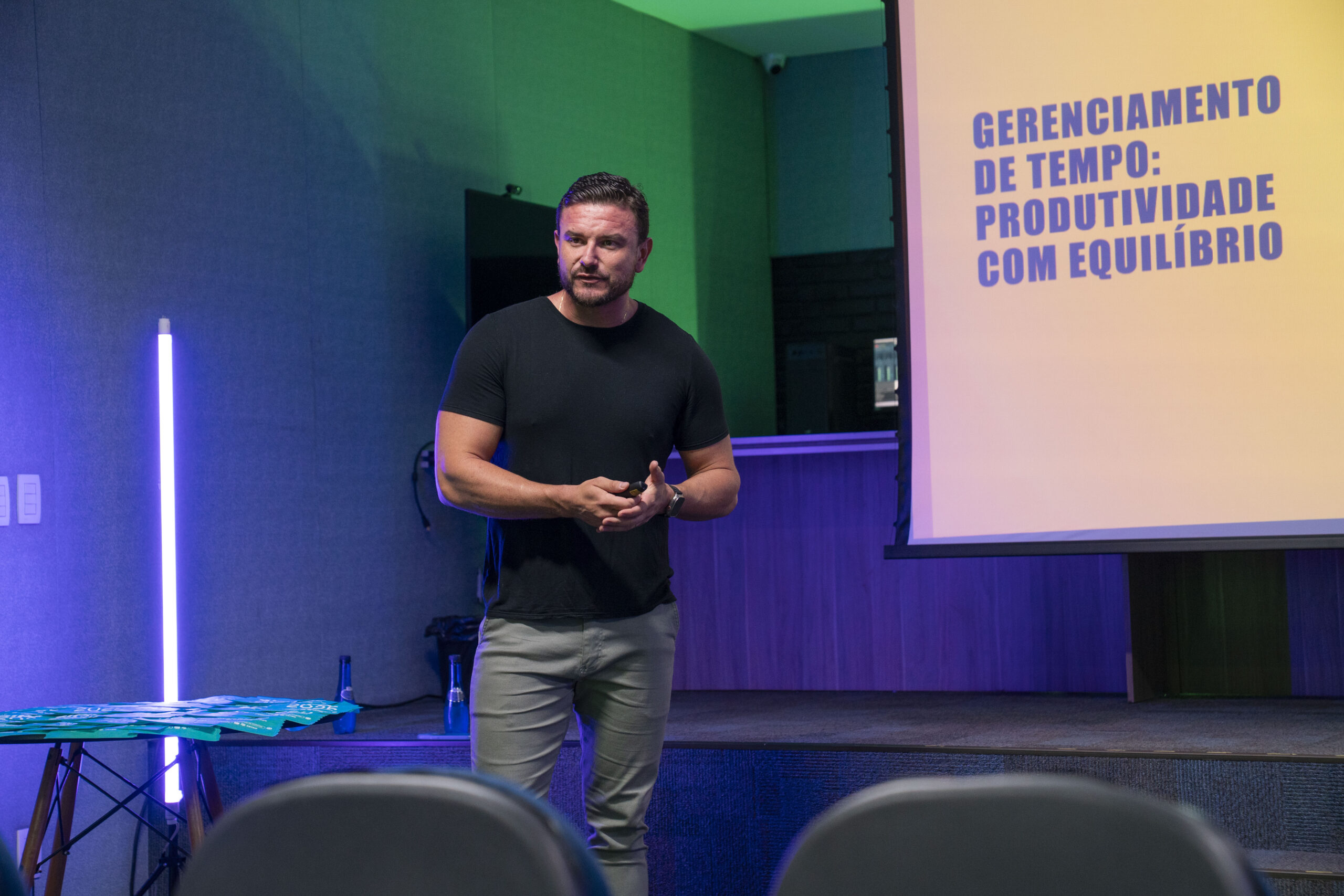 Fotografias do palestrante durante sua participação na SIPAT 2025 e com os membros da CIPA 2025.