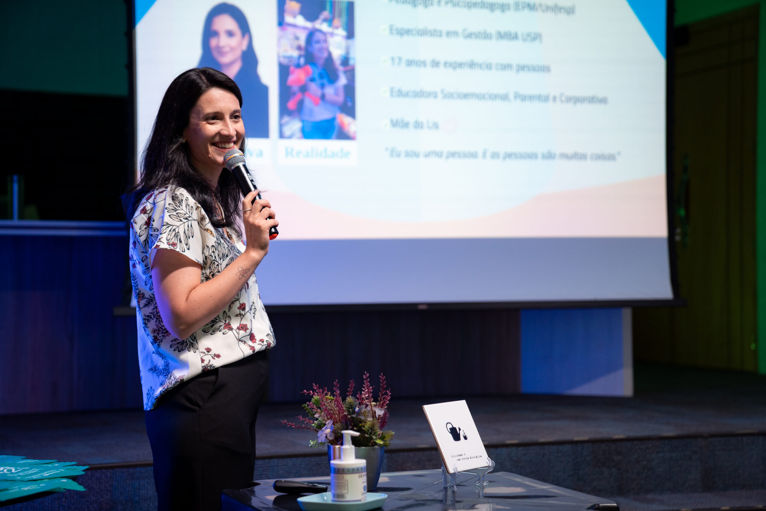 Fotografias da palestrante durante sua participação na CIPA 2025.