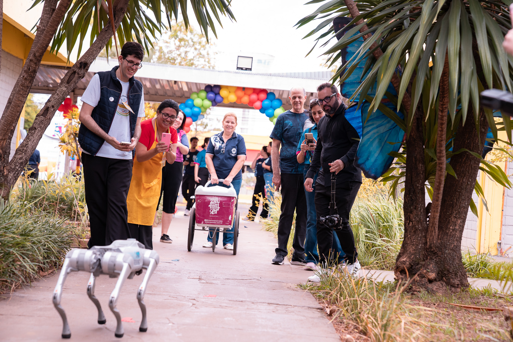 Fotografias do Cyberdog da Cetro durante o evento 1ª Expo Viva Inclusão.