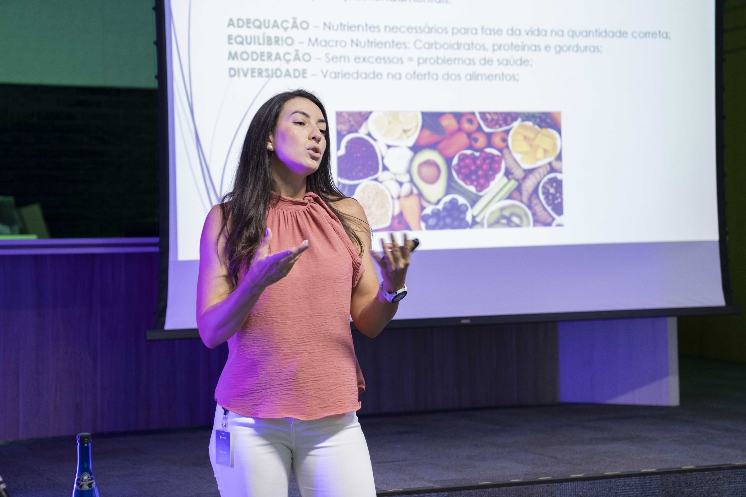 Fotografias da palestrante e de colaboradores Cetro durante a SIPAT 2025.