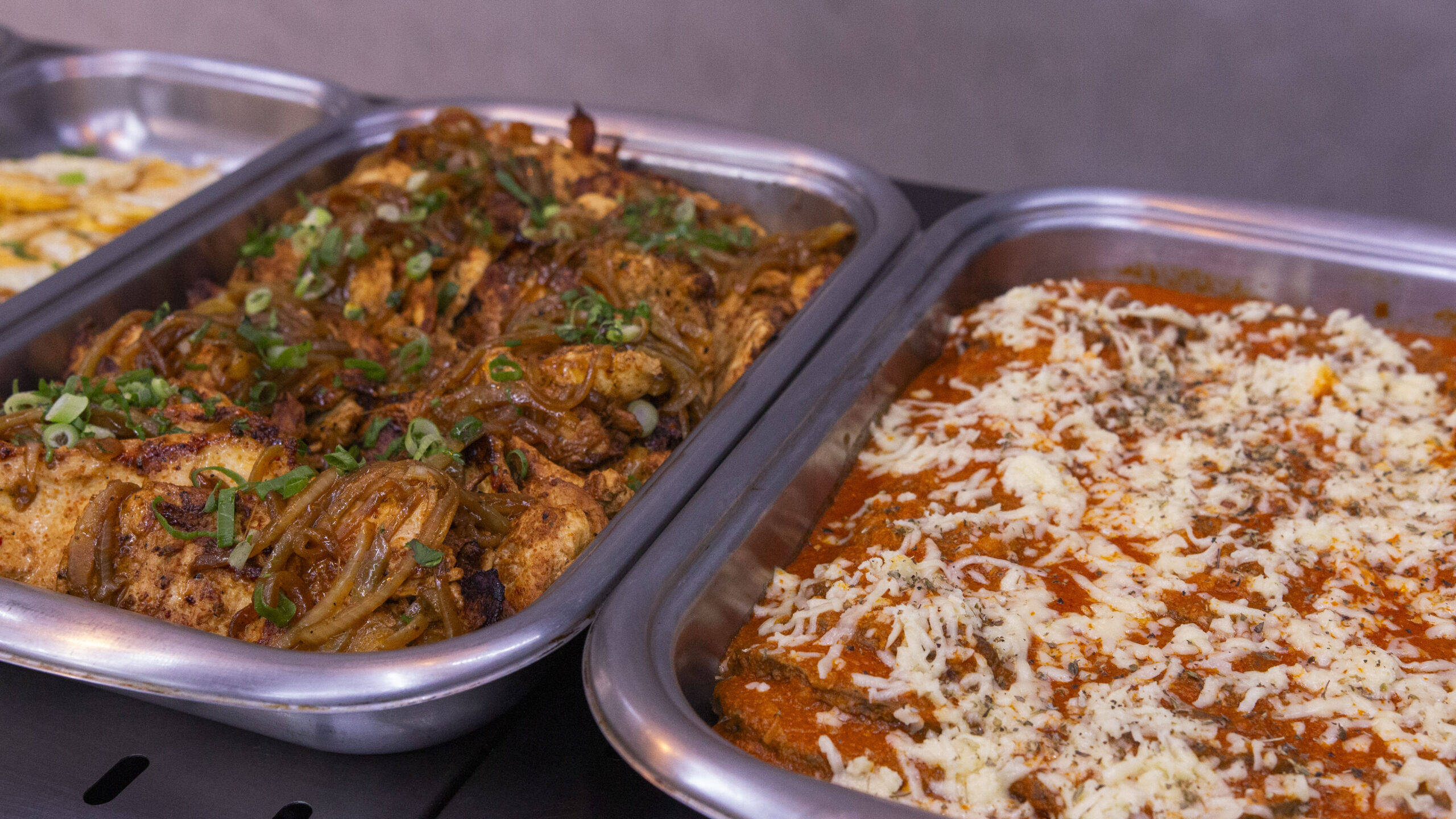 Fotografias da decoração, dos pratos e dos colaboradores no almoço temático em celebração ao Dia das Crianças.