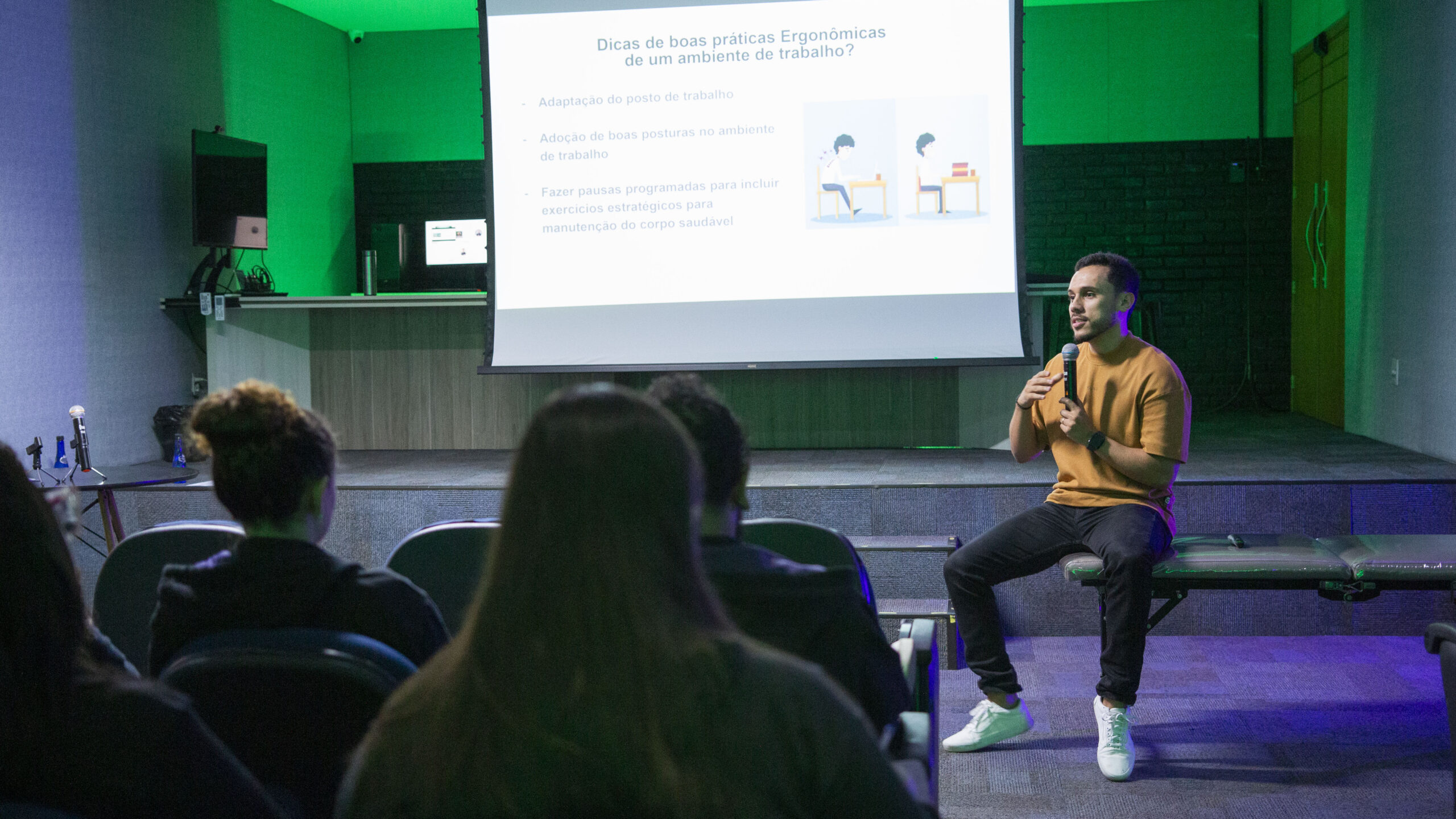 Fotografias do palestrante, das dinâmicas e da sessão de ajuste quiroprático realizados durante a SIPAT 2025.