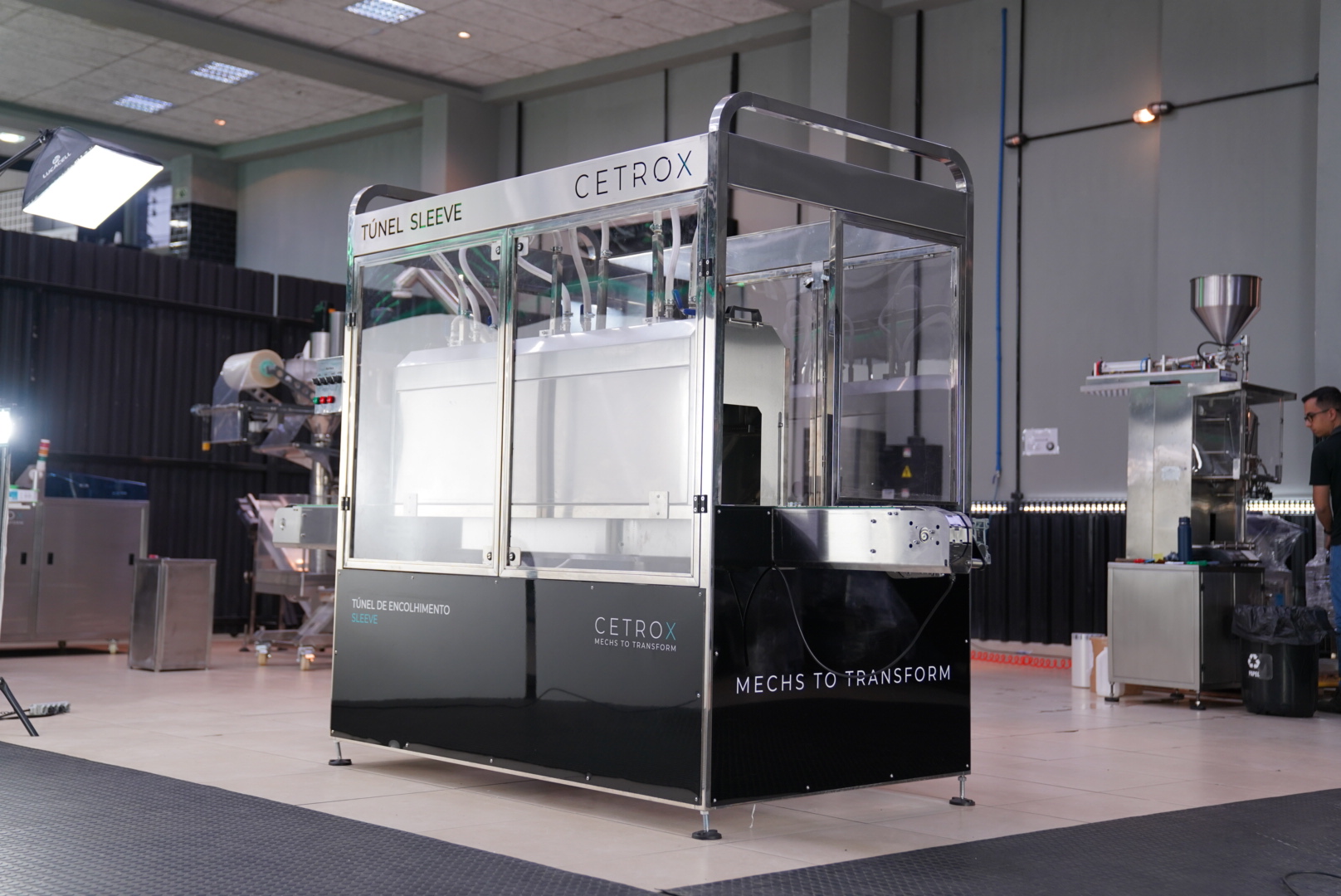 Fotografia de um Túnel de Encolhimento Sleeve no Showroom da CetroX.