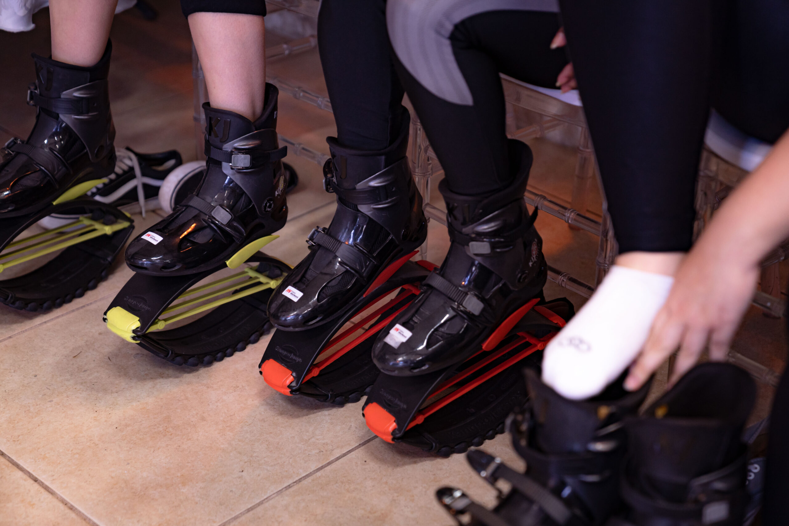 Fotografia dos colaboradores da Cetro participando de uma aula de Kangoo Jump preparada pelos profissionais do Sesc como parte da Semana Move.