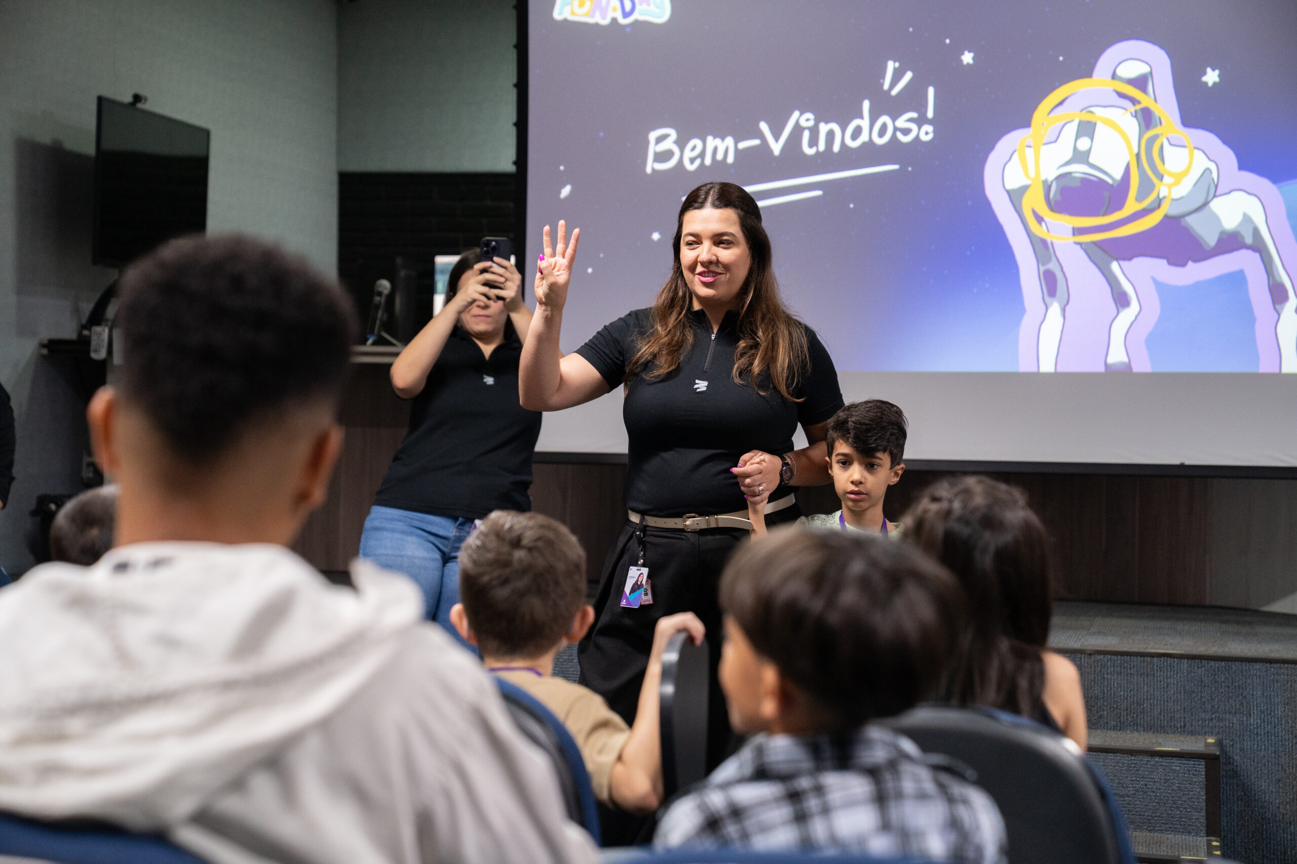 Fotografias dos colaboradores da Cetro e seus filhos no Auditório Ayrton Senna para a abertura do Cetro Fun Day, e das crianças brincando com o Cyberdog.