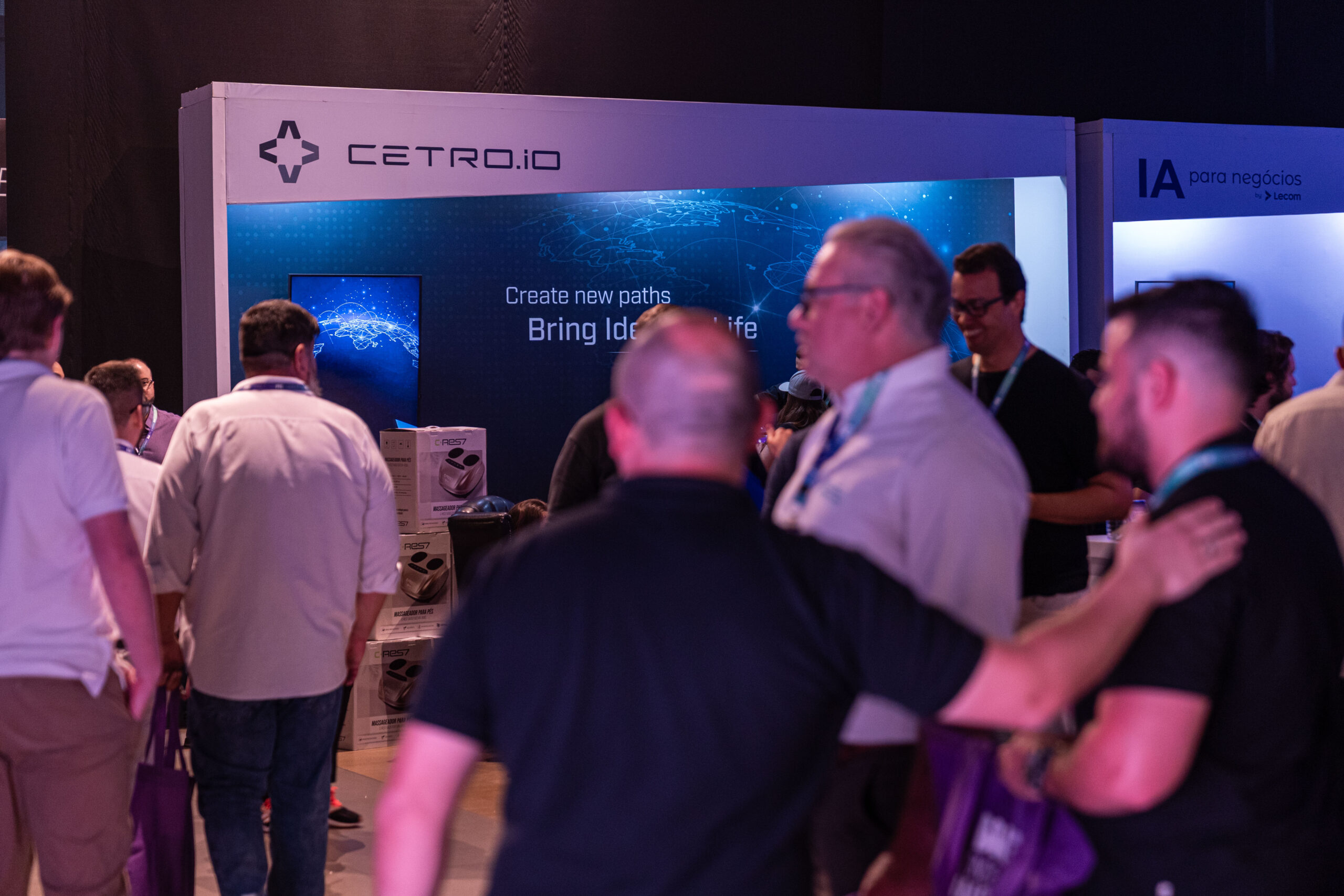 Fotografias do estande da Cetro.io e de participantes do BID 2025, além do Cyberdog e Cybertruck da Cetro.