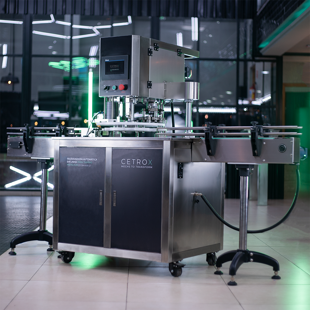 Fotografias da Recravadora Automática em Linha para Tampas Metálicas CCBM A-82 CS da CetroX em operação.