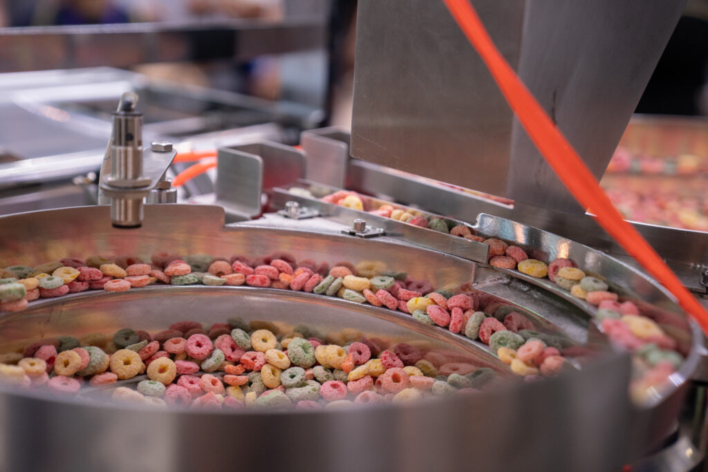 Fotografias dos colaboradores da Cetro e seus filhos participando de um tour pela empresa no Cetro Fun Day.