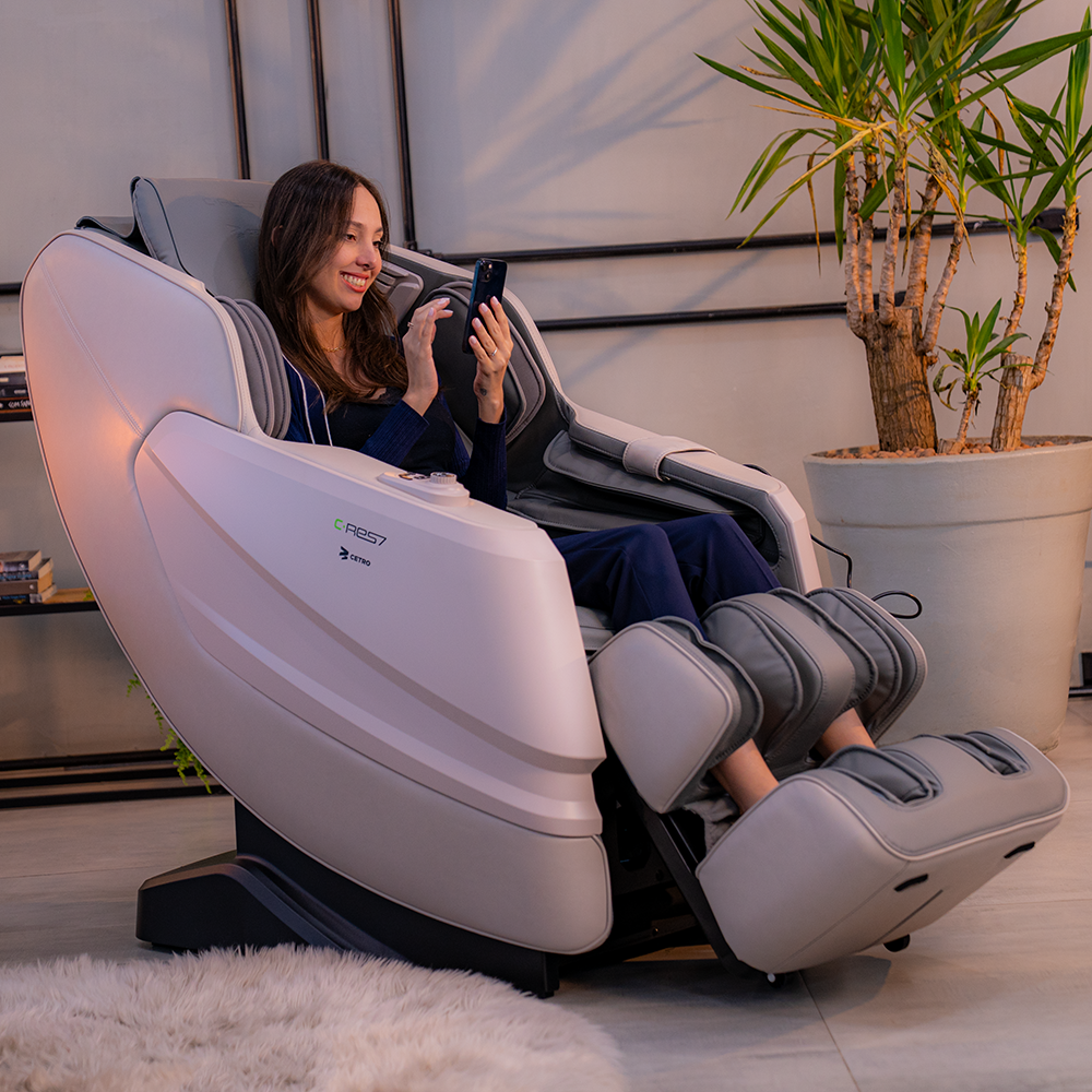 Fotografias de uma mulher relaxando em uma Poltrona de Massagem da Linha C-RES7 da Cetro e dos diferenciais do aparelho.