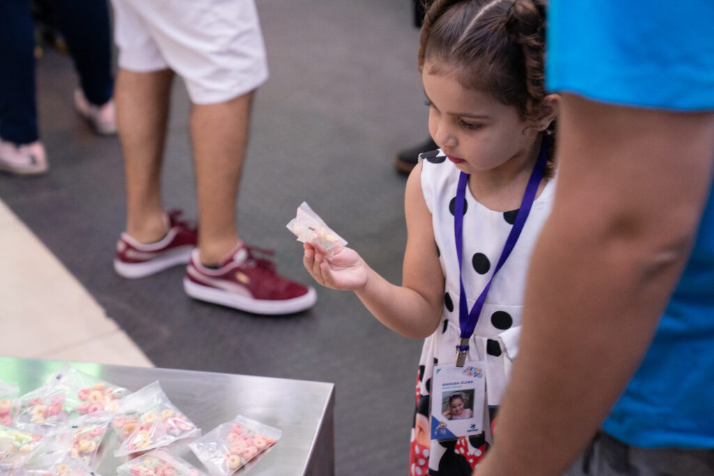 Fotografias dos colaboradores da Cetro e seus filhos participando de um tour pela empresa no Cetro Fun Day.