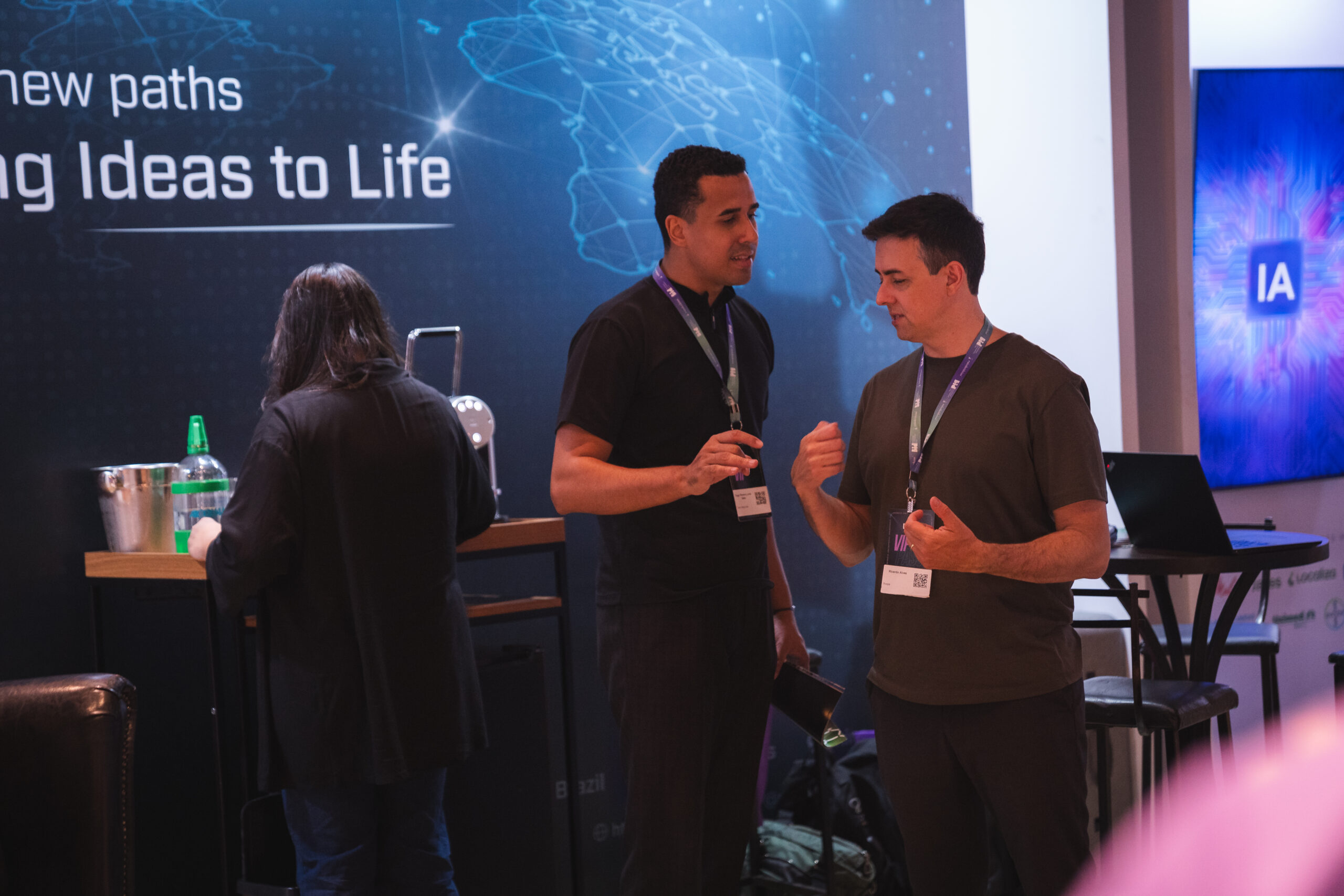 Fotografias dos colaboradores da Cetro que participaram do BID 2025 aproveitando o evento.