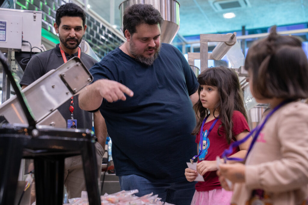Fotografias dos colaboradores da Cetro e seus filhos participando de um tour pela empresa no Cetro Fun Day.