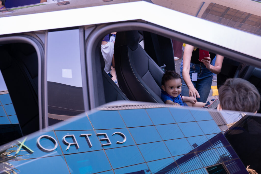 Fotografias dos colaboradores da Cetro e seus filhos participando de um tour pela empresa e tirando fotos com o Cybertruck no Cetro Fun Day.