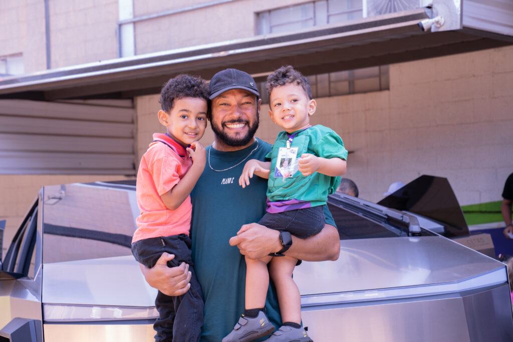 Fotografias dos colaboradores da Cetro e seus filhos participando de um tour pela empresa e tirando fotos com o Cybertruck no Cetro Fun Day.