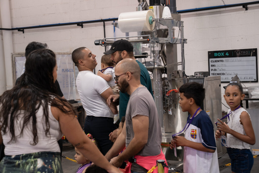 Fotografias dos colaboradores da Cetro e seus filhos participando de um tour pela empresa e tirando fotos com o Cybertruck no Cetro Fun Day.