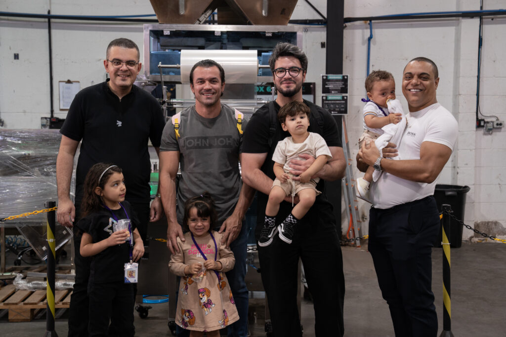 Fotografias dos colaboradores da Cetro e seus filhos participando de um tour pela empresa e tirando fotos com o Cybertruck no Cetro Fun Day.