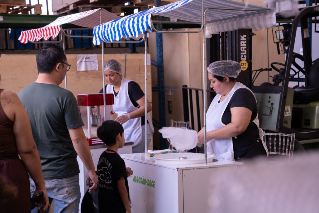 Fotografias dos colaboradores da Cetro e de seus filhos participando das atividades e brincadeiras do Cetro Fun Day.