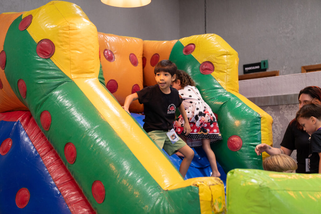 Fotografias dos colaboradores da Cetro e de seus filhos participando das atividades e brincadeiras do Cetro Fun Day.