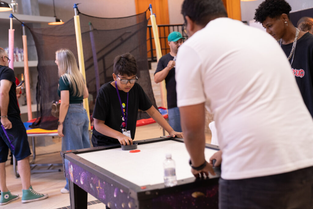 Fotografias dos colaboradores da Cetro e de seus filhos participando das atividades e brincadeiras do Cetro Fun Day.