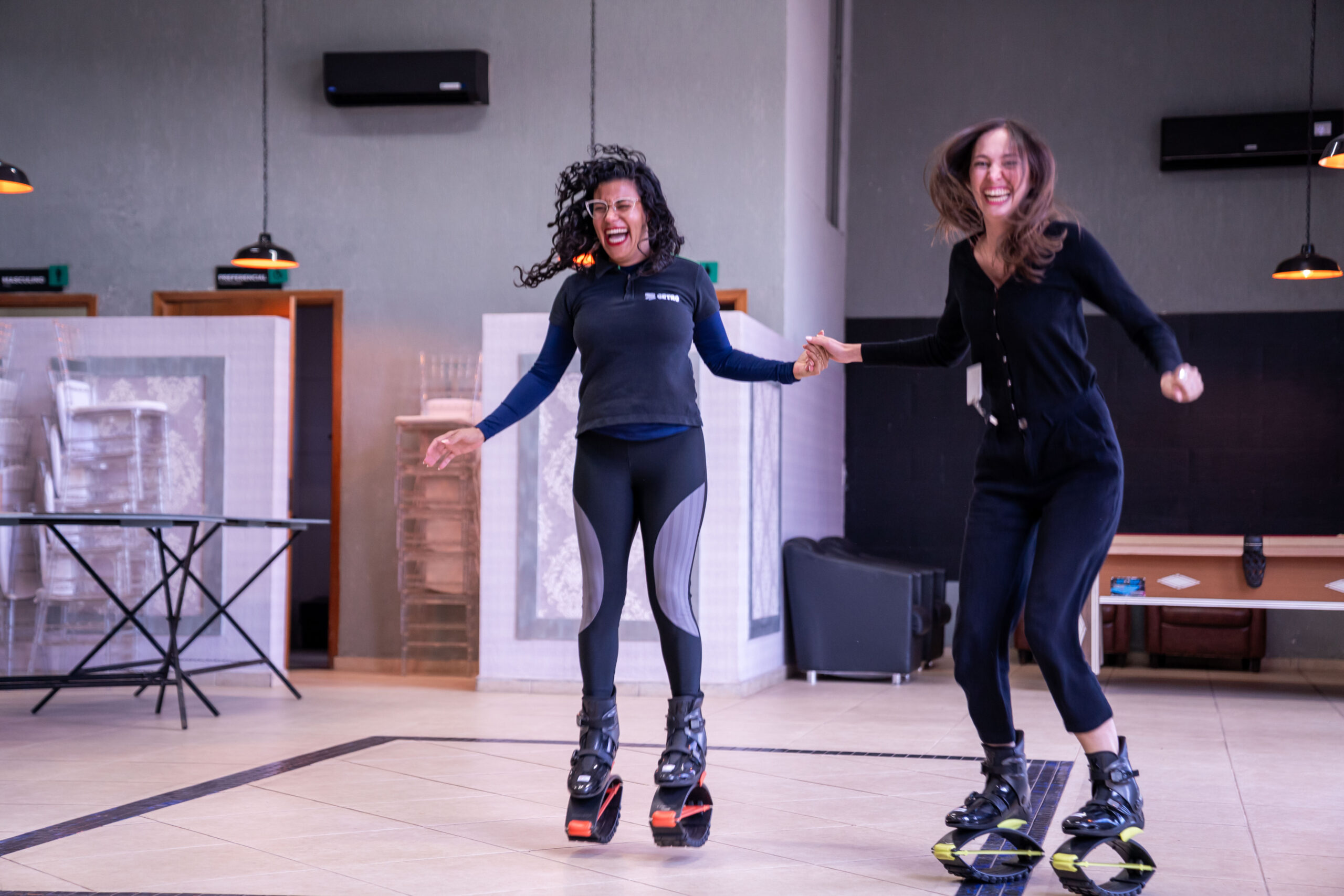 Fotografia dos colaboradores da Cetro participando de uma aula de Kangoo Jump preparada pelos profissionais do Sesc como parte da Semana Move.