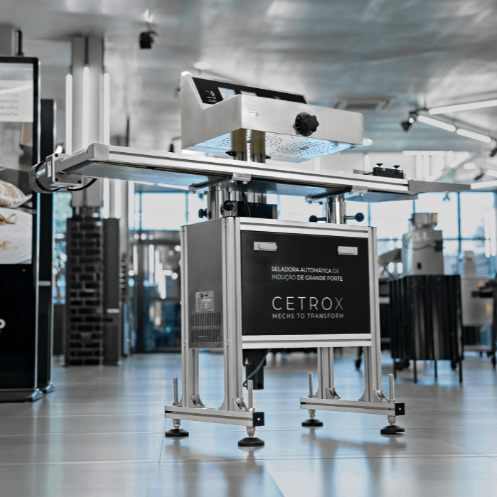 Fotografias de uma Envasadora de Líquidos, uma Seladora de Indução e um Datador da Cetro indicados para a produção de lácteos.