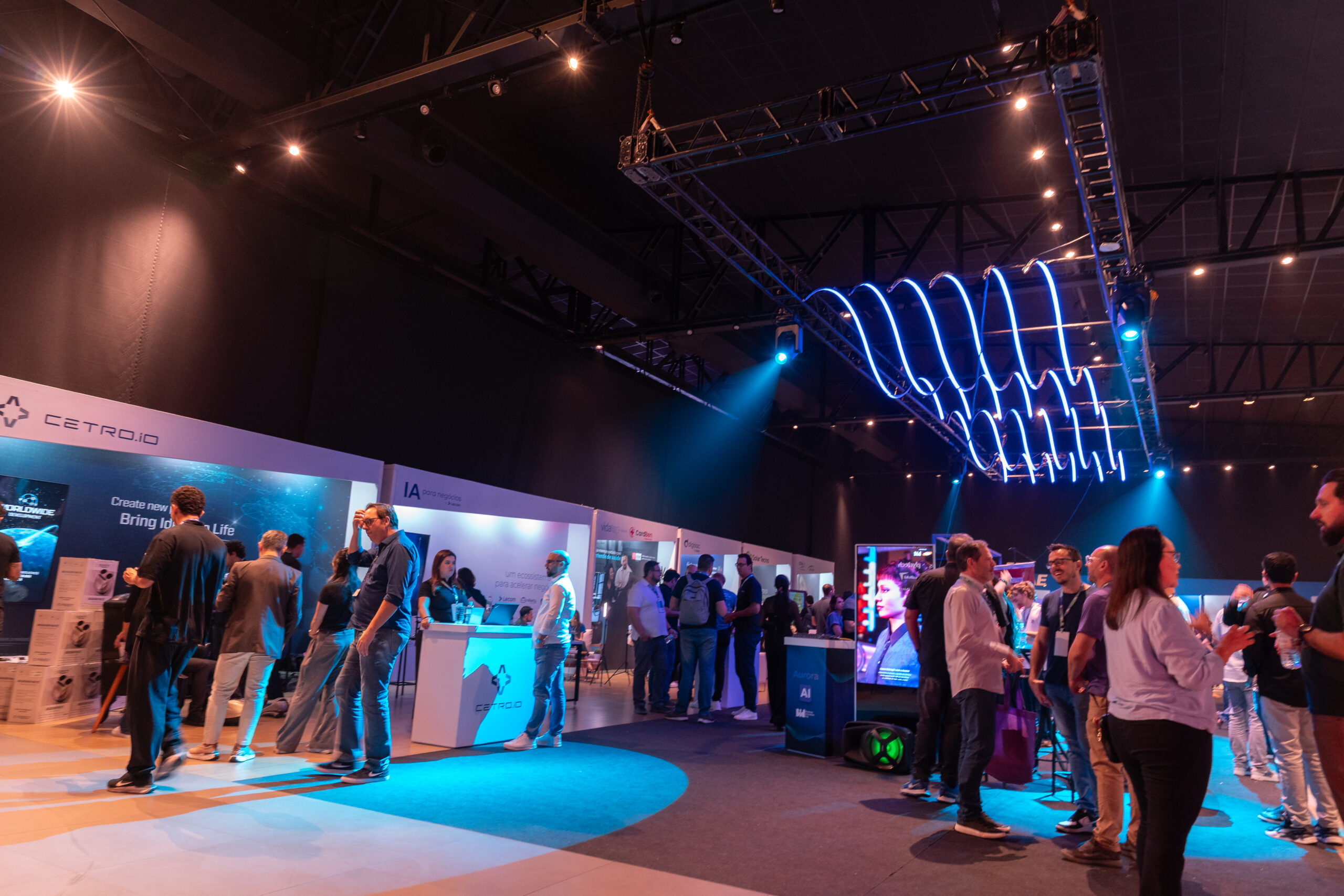 Fotografias do estande da Cetro.io e de participantes do BID 2025, além do Cyberdog e Cybertruck da Cetro.