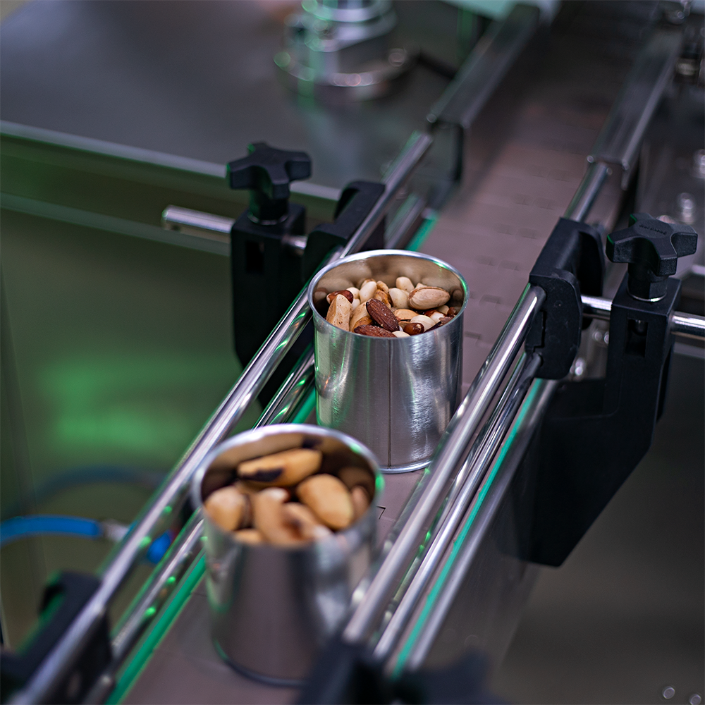 Fotografias da Recravadora Automática em Linha para Tampas Metálicas CCBM A-82 CS da CetroX em operação.