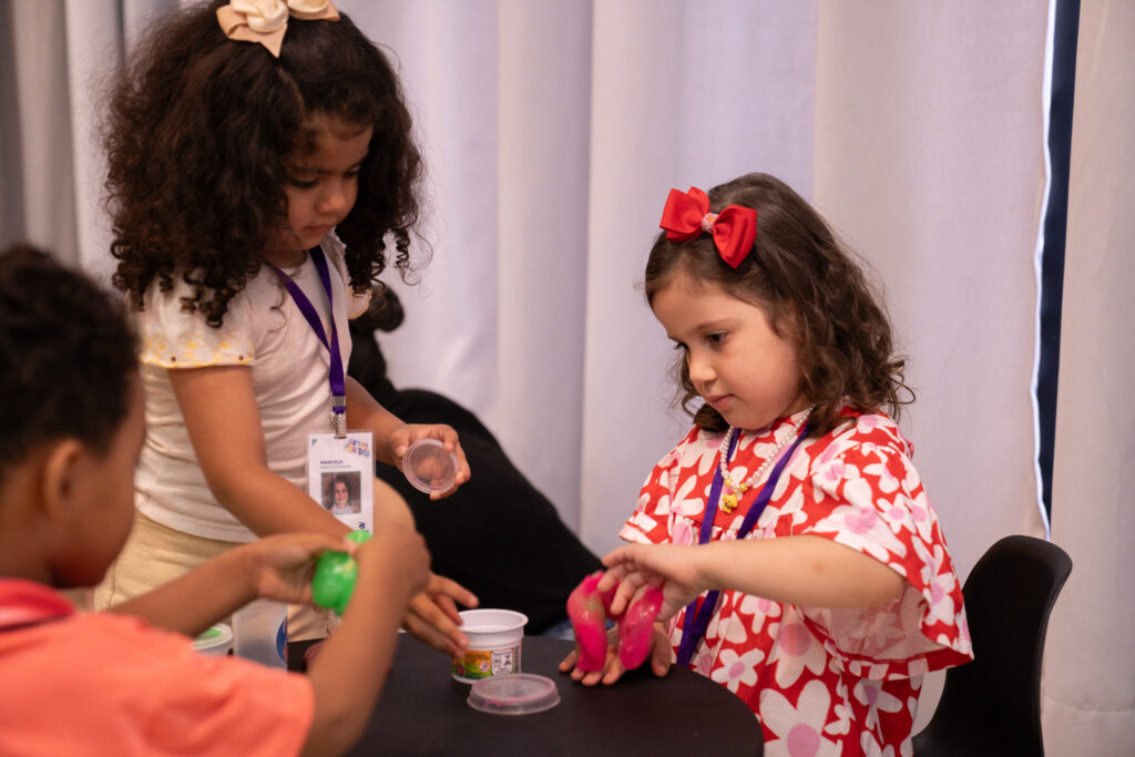 Fotografias dos colaboradores da Cetro e de seus filhos participando das atividades e brincadeiras do Cetro Fun Day.