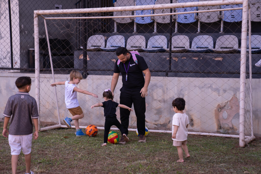 Fotografias dos colaboradores da Cetro e de seus filhos participando das atividades e brincadeiras do Cetro Fun Day.