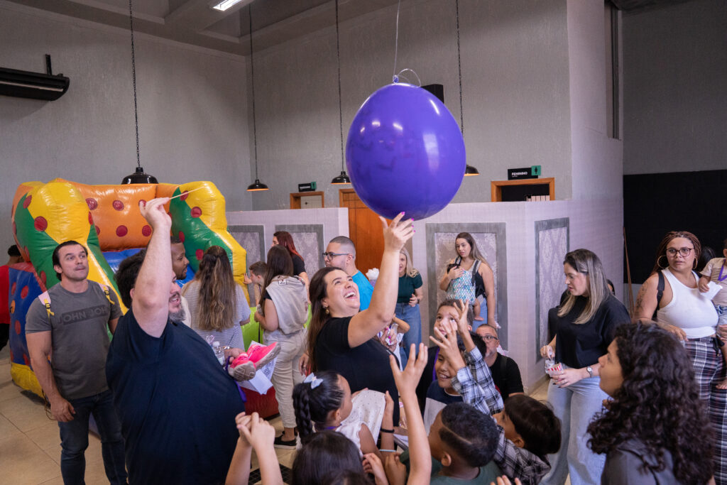 Fotografias dos colaboradores da Cetro e de seus filhos participando das atividades e brincadeiras do Cetro Fun Day.