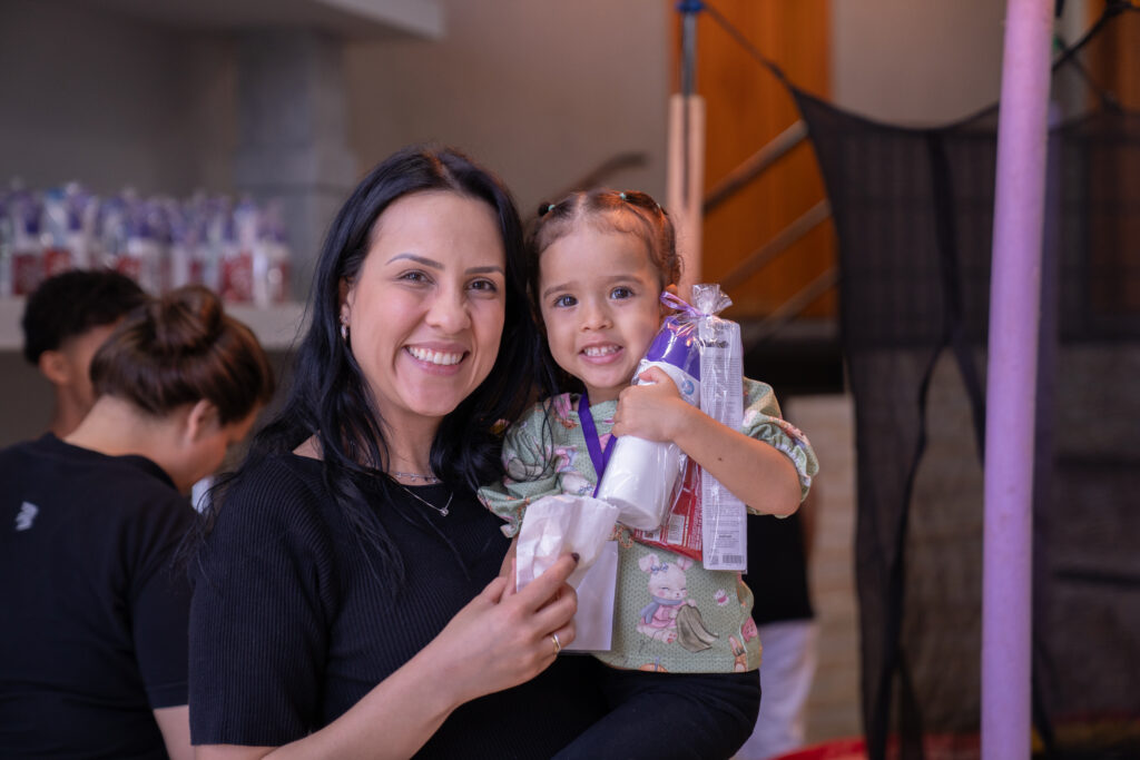 Fotografias dos brindes do Cetro Fun Day e das crianças os recebendo.