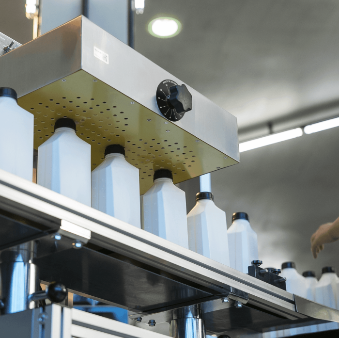 Fotografias de uma Envasadora de Líquidos, uma Seladora de Indução e um Datador da Cetro indicados para a produção de lácteos.