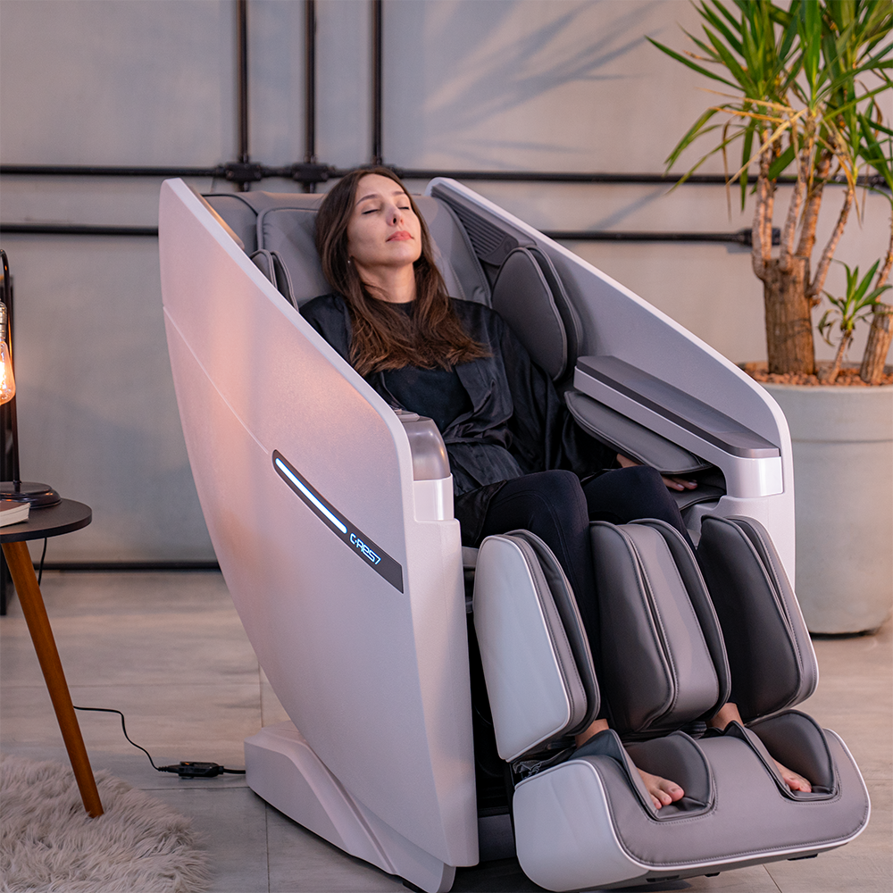 Fotografias de uma mulher relaxando em uma Poltrona de Massagem da Linha C-RES7 da Cetro e dos diferenciais do aparelho.